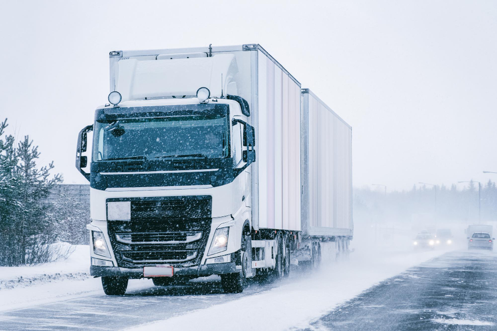 camion sur route enneigée