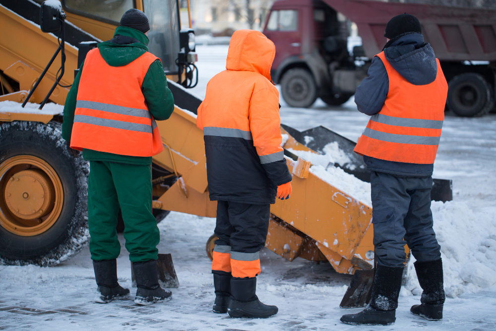 ouvrier travaillant au froid