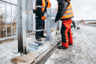 ouvrier travaillant au froid