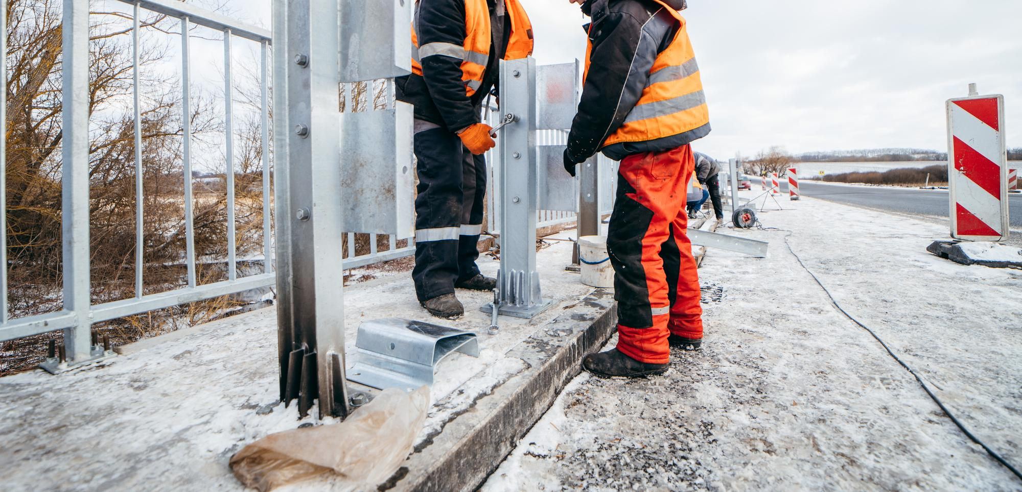 ouvrier travaillant au froid